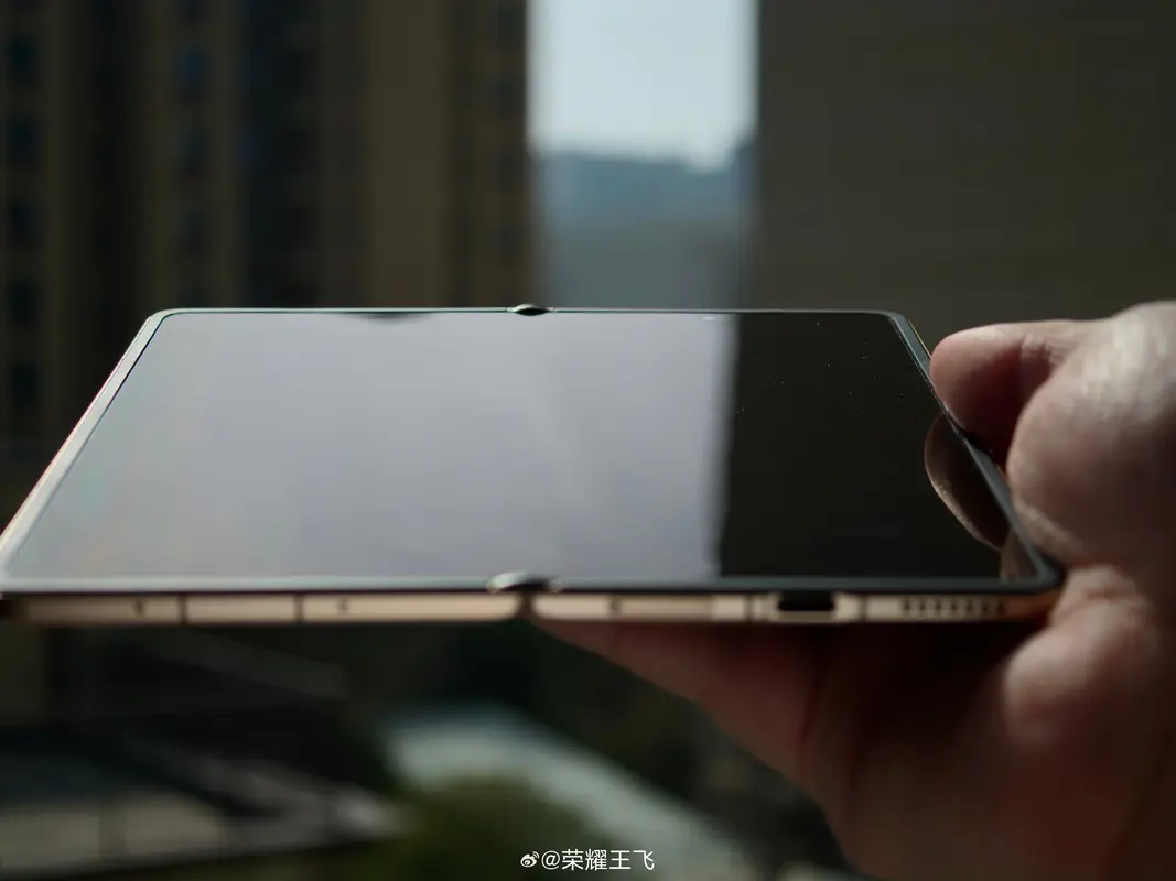 Honor Magic V6 Crease-less Display Shown by Executive