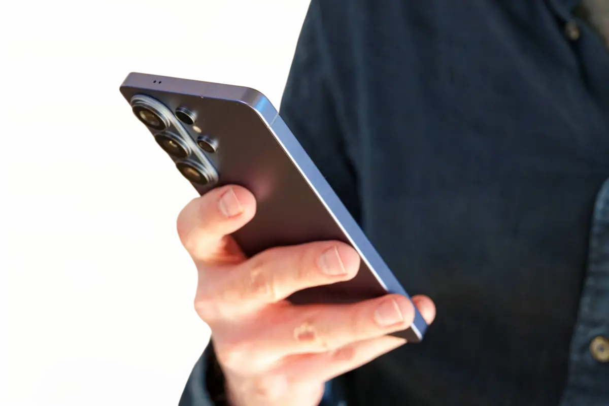 Samsung добавила список спутниковых приложений в настройки